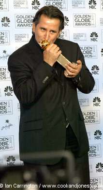 Keeper Anthony Lapaglia receiving his Golden Glode Award 